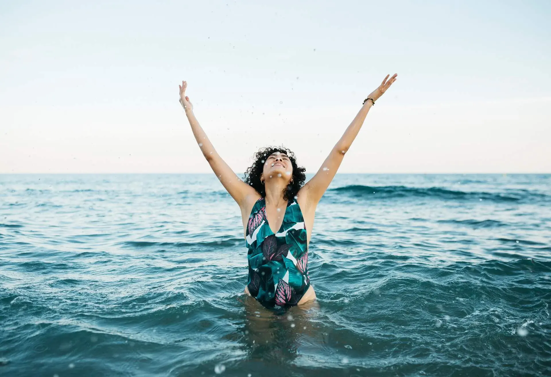 PEOPLE_WOMAN_BEACH_SEA_SPLASHING_WATER