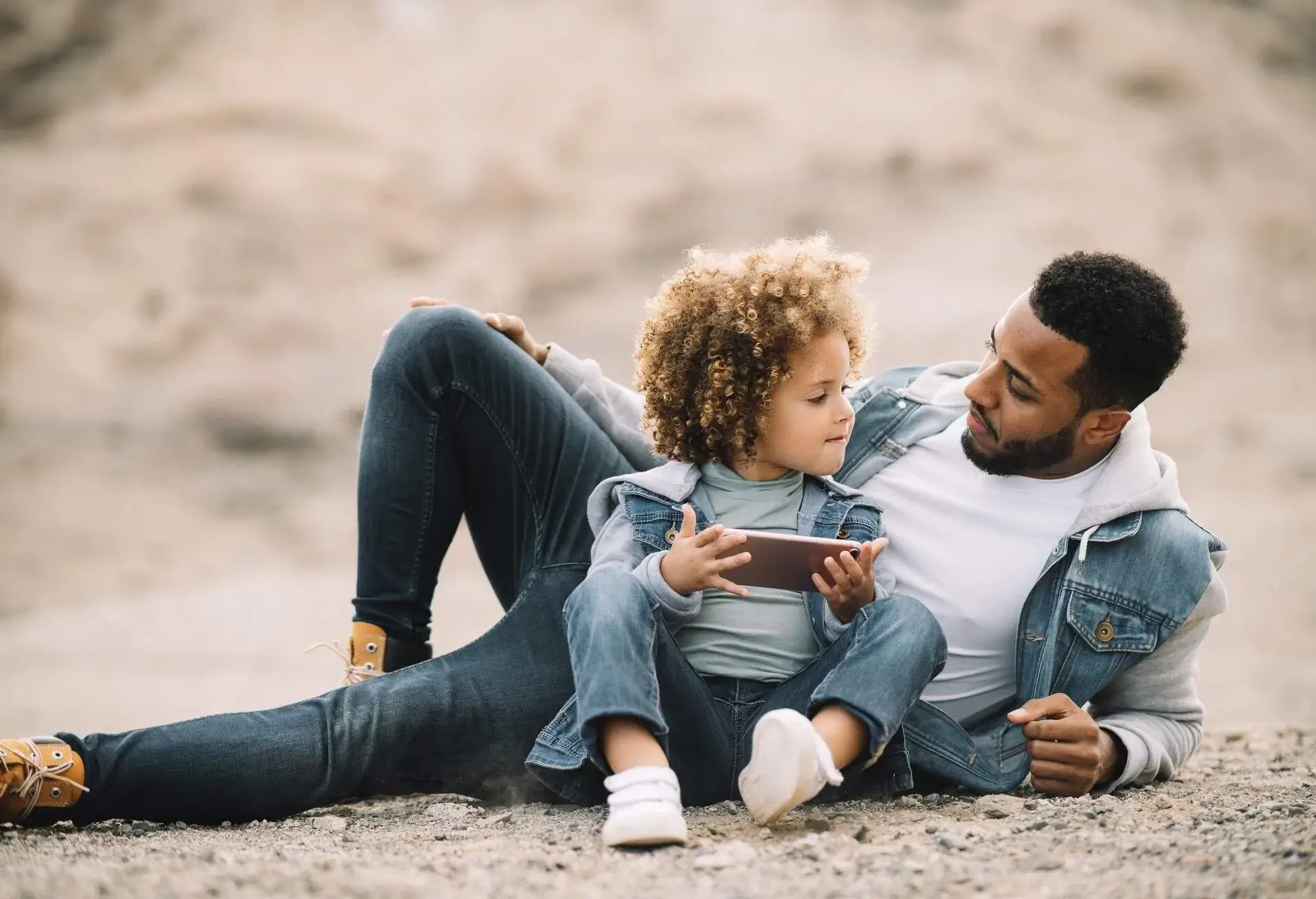 people_parent_child_father_mobile-device