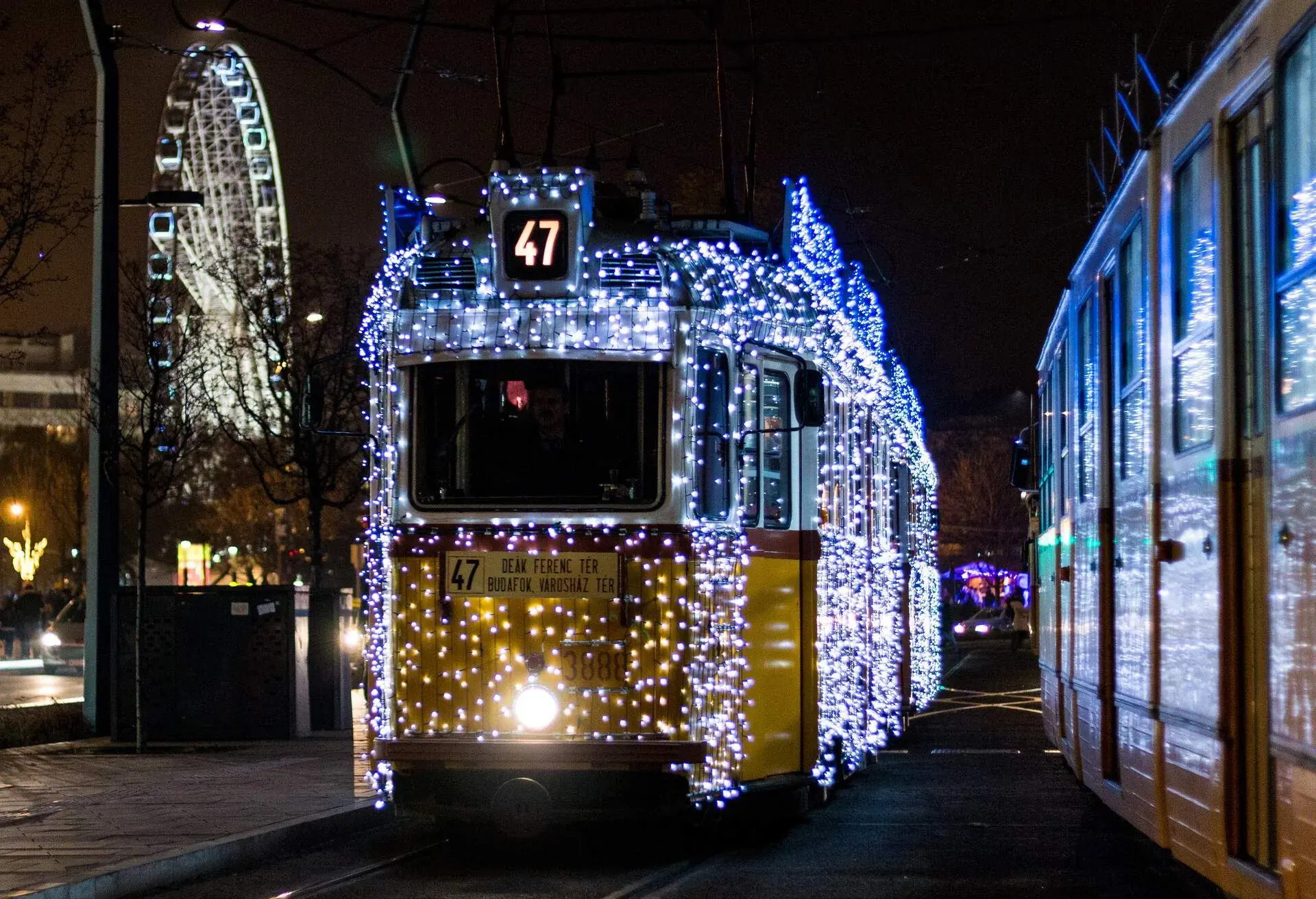 DEST_HUNGARY_BUDAPEST_THEME_CHRISTMAS_DECORATION_GettyImages-606978285