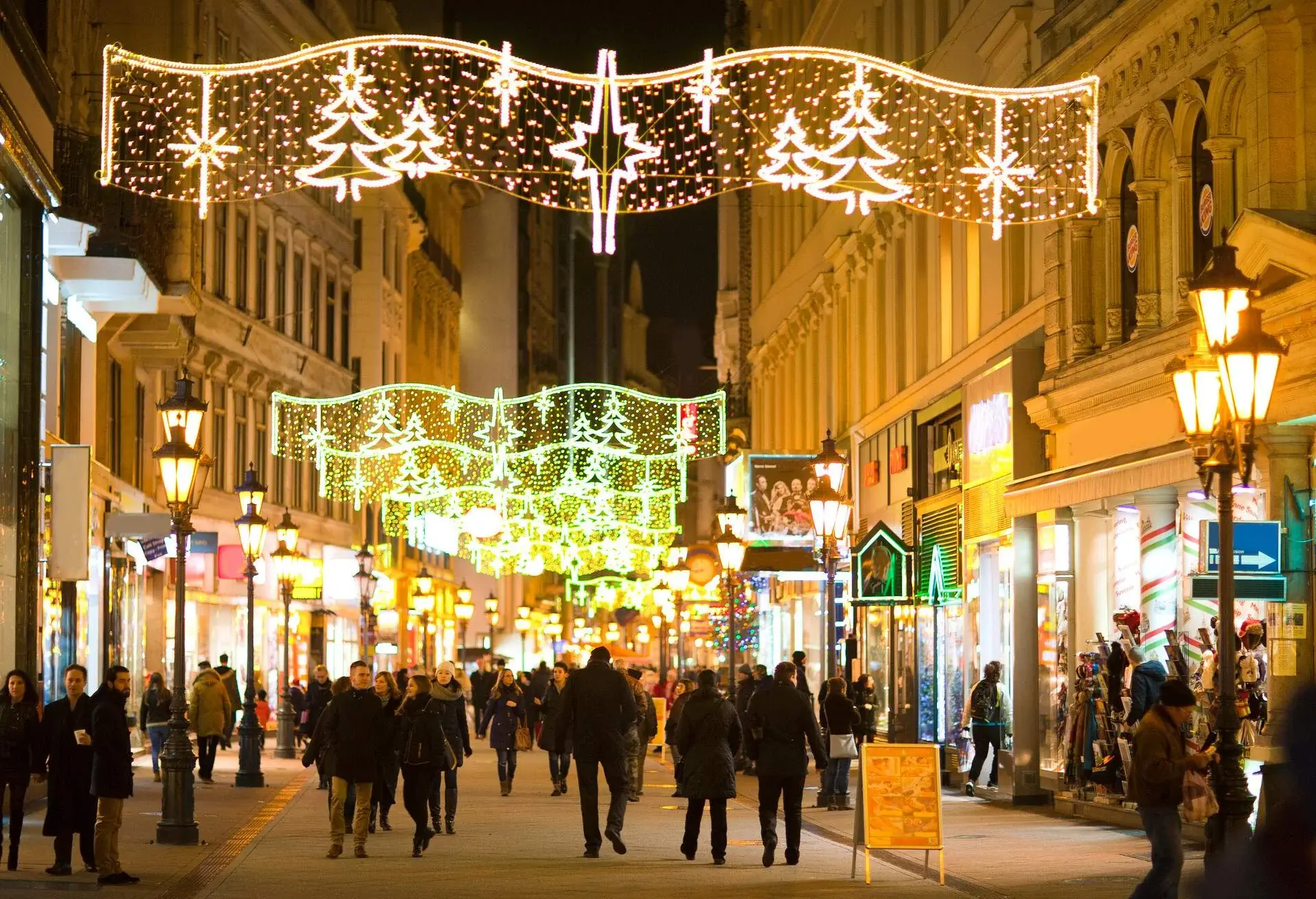 DEST_HUNGARY_BUDAPEST_THEME_CHRISTMAS_DECORATION_SHOPPING_GettyImages-529933671