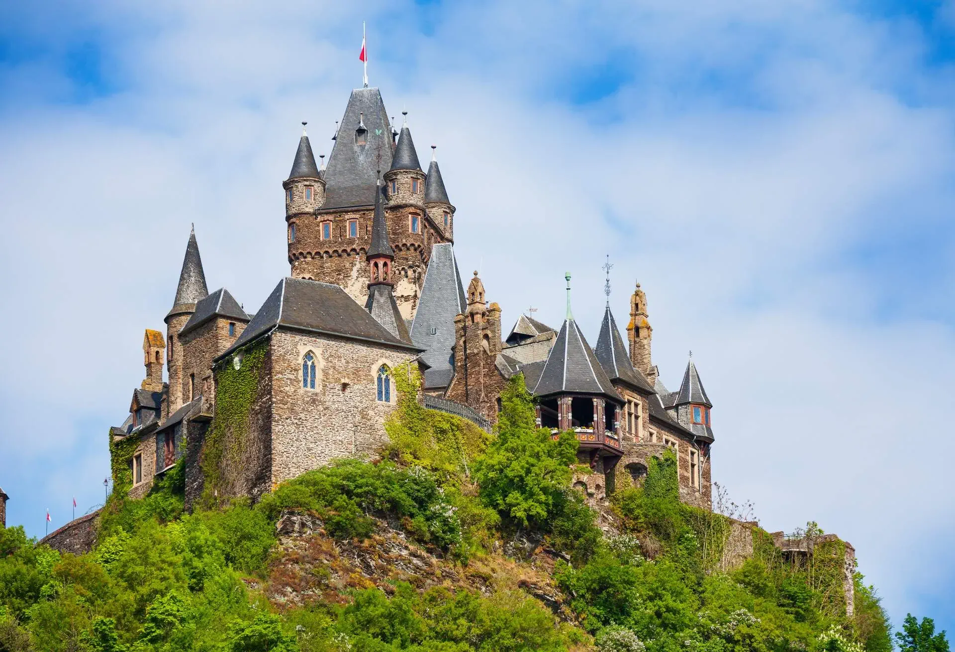 DEST_GERMANY_RHINELAND-PALATINATE_COCHEM_Cochem-Castle_shutterstock-portfolio_244882762