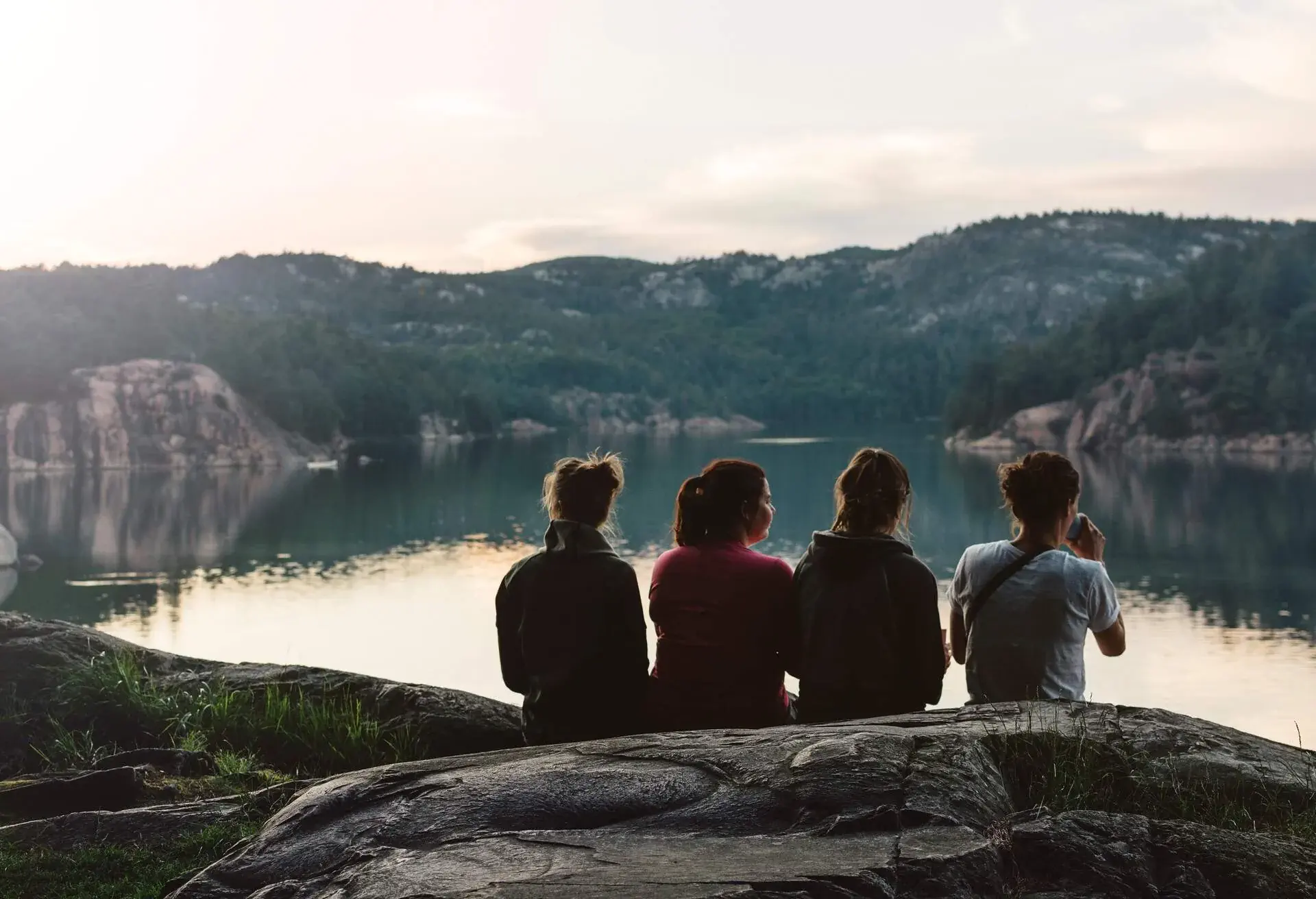 CANADA_KILLARNEY_PROVINCIAL_PARK_LAKE_PEOPLE_WOMEN
