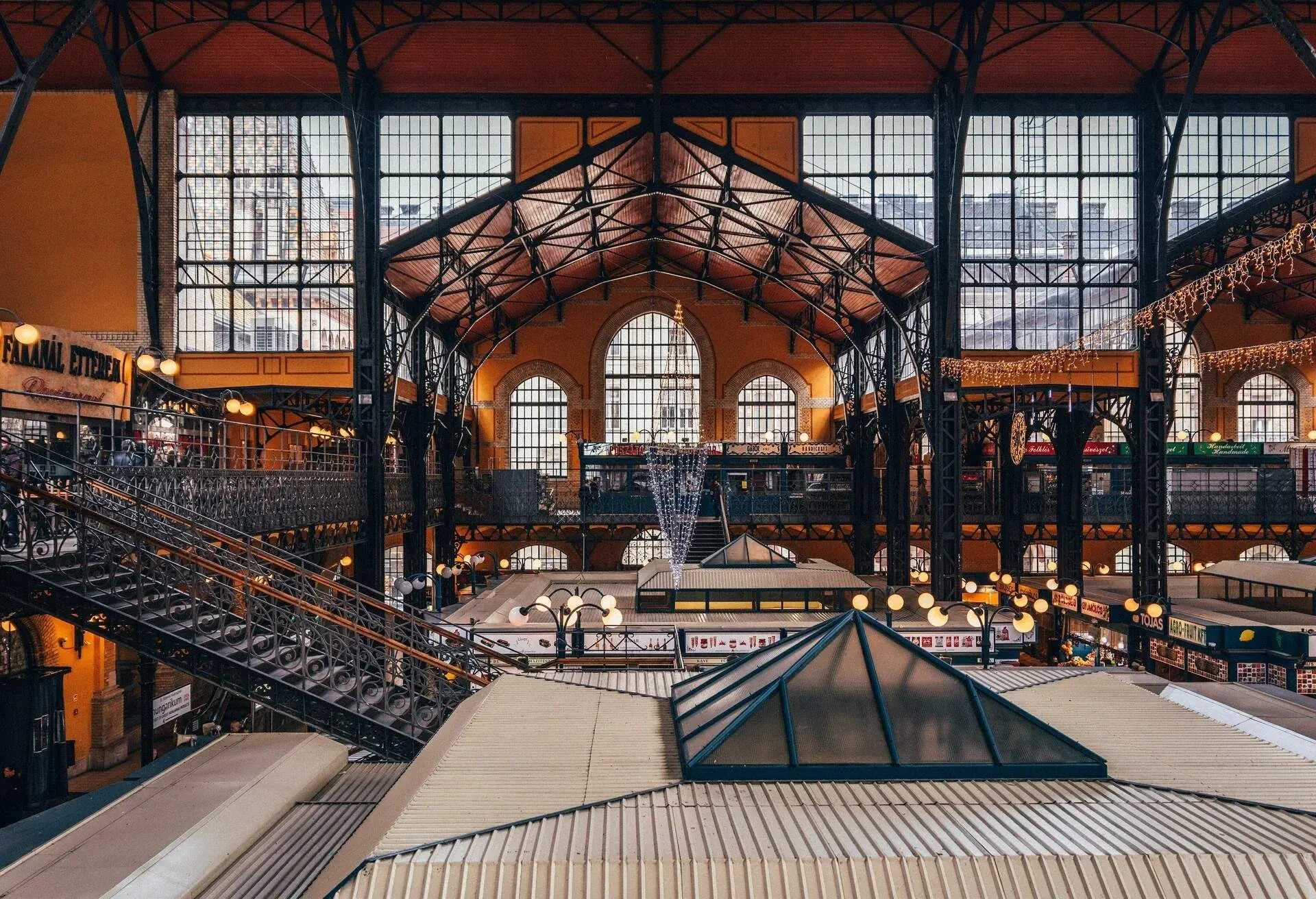DEST_HUNGARY_BUDAPEST_NAGYBASARCSARBNOK_CENTRAL-MARKET-HALL-UNSPLASH-krisztian-tabori-Qh6Ct9cgyhI