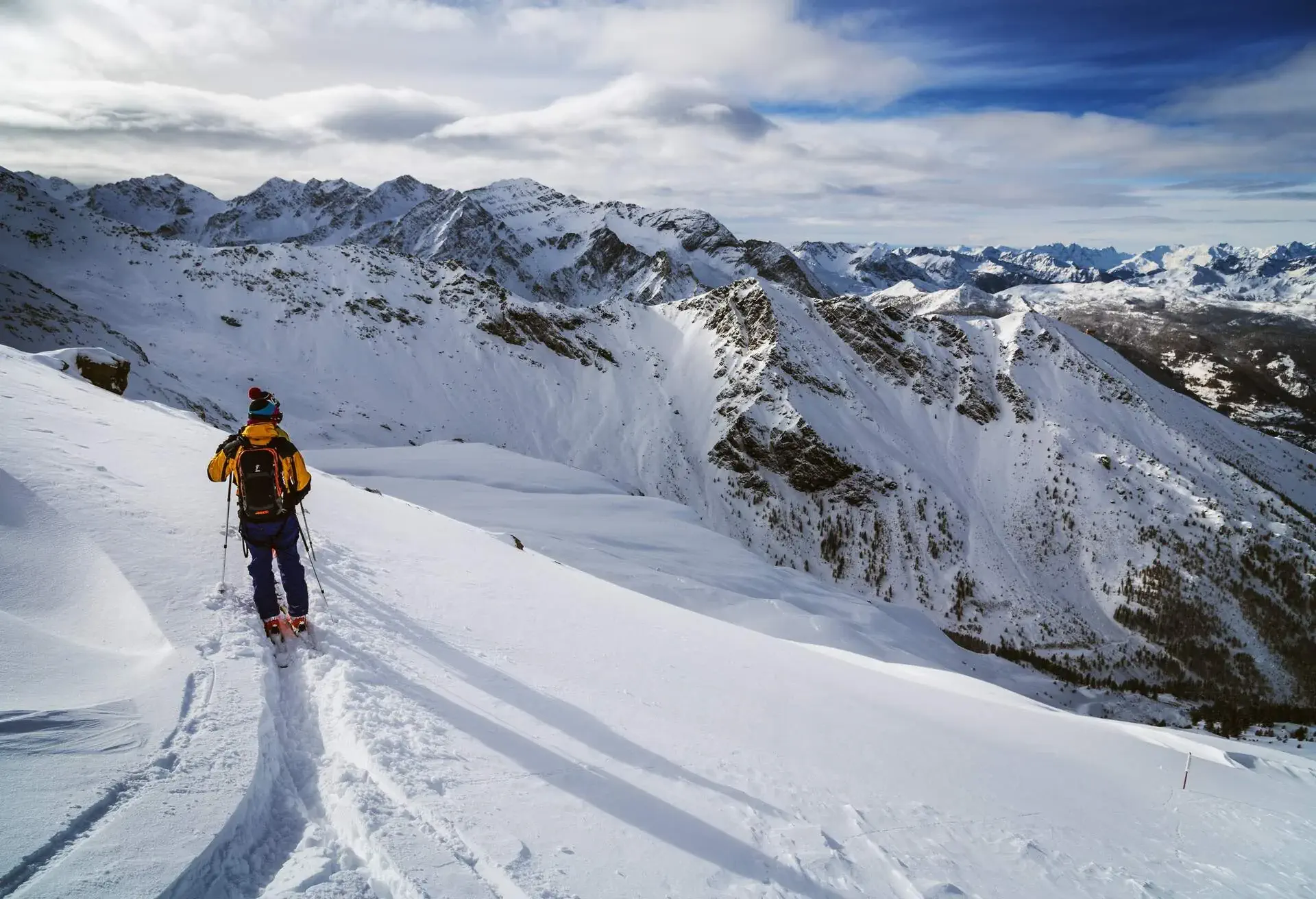 DEST_ITALY_SESTRIERE_THEME_SKI_GettyImages-477701947