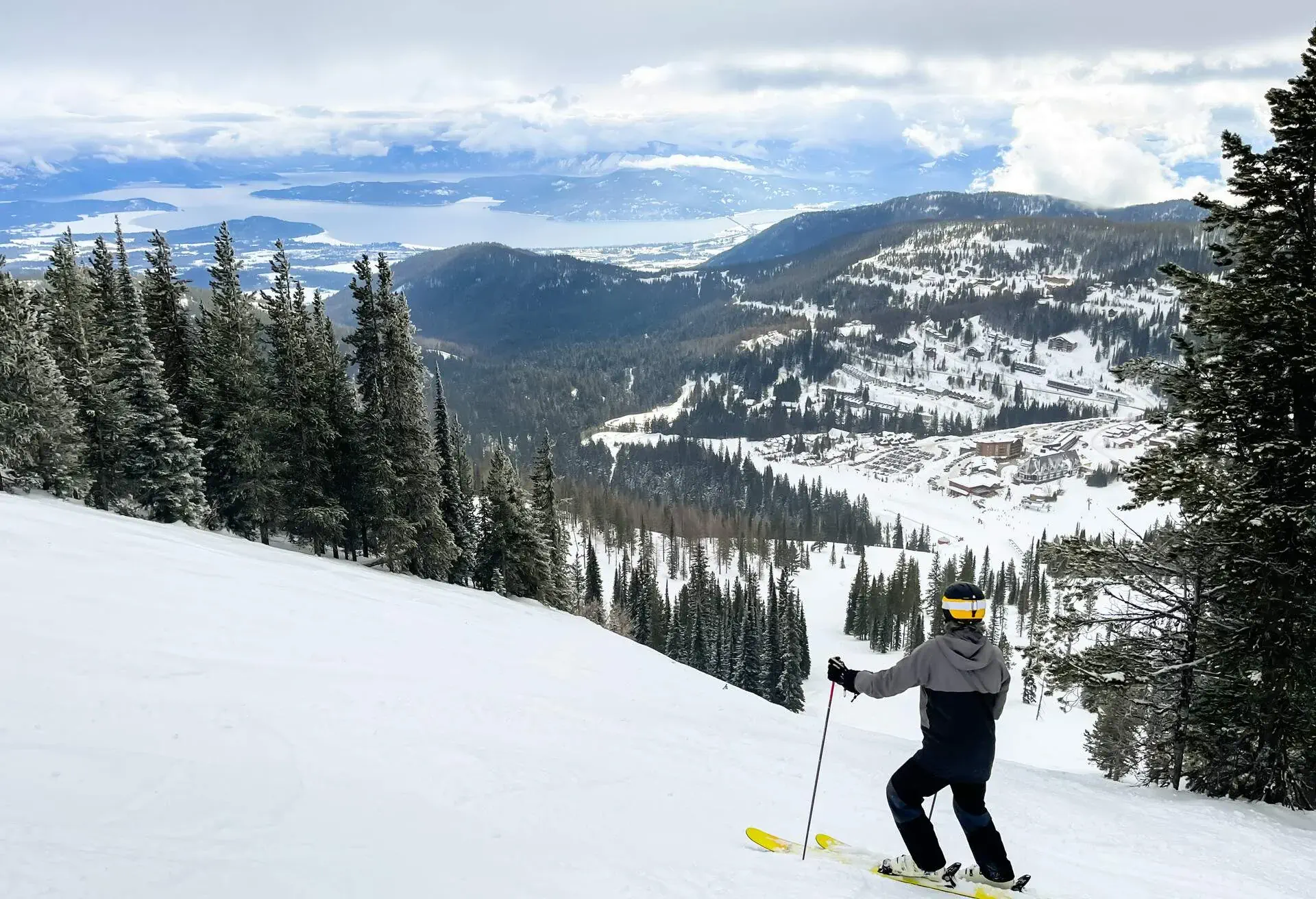 DEST_CANADA_BRITISH-COLUMBIA_RED_MOUNTAIN_SKI_RESORT_GettyImages-1370211077