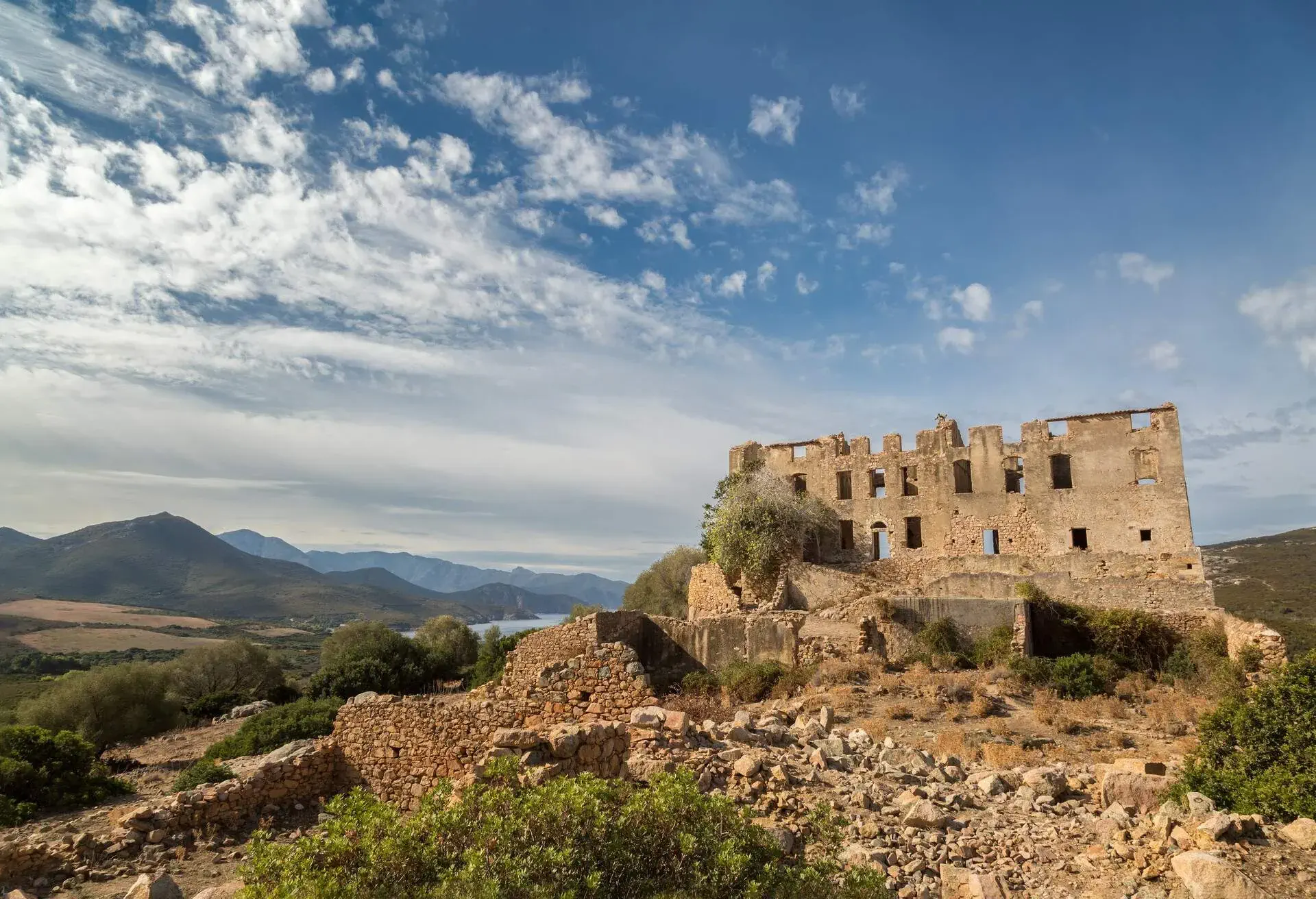 DEST_FRANCE_CORSICA_CHATEAU_PIERRE-BONAPARTE_RUINS_GettyImages-496485402