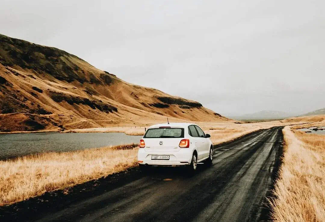 DEST_ICELAND_THEME_ROAD_TRIP_CAR_@sarahinthegreen:instagram_BrnnDRUBAfq