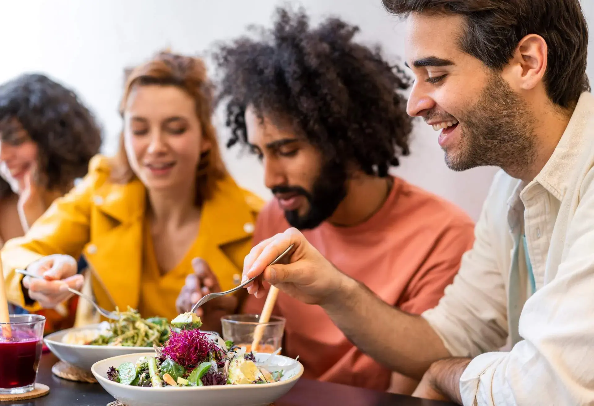 MEN_WOMEN_EATING_VEGAN_RESTAURANT
