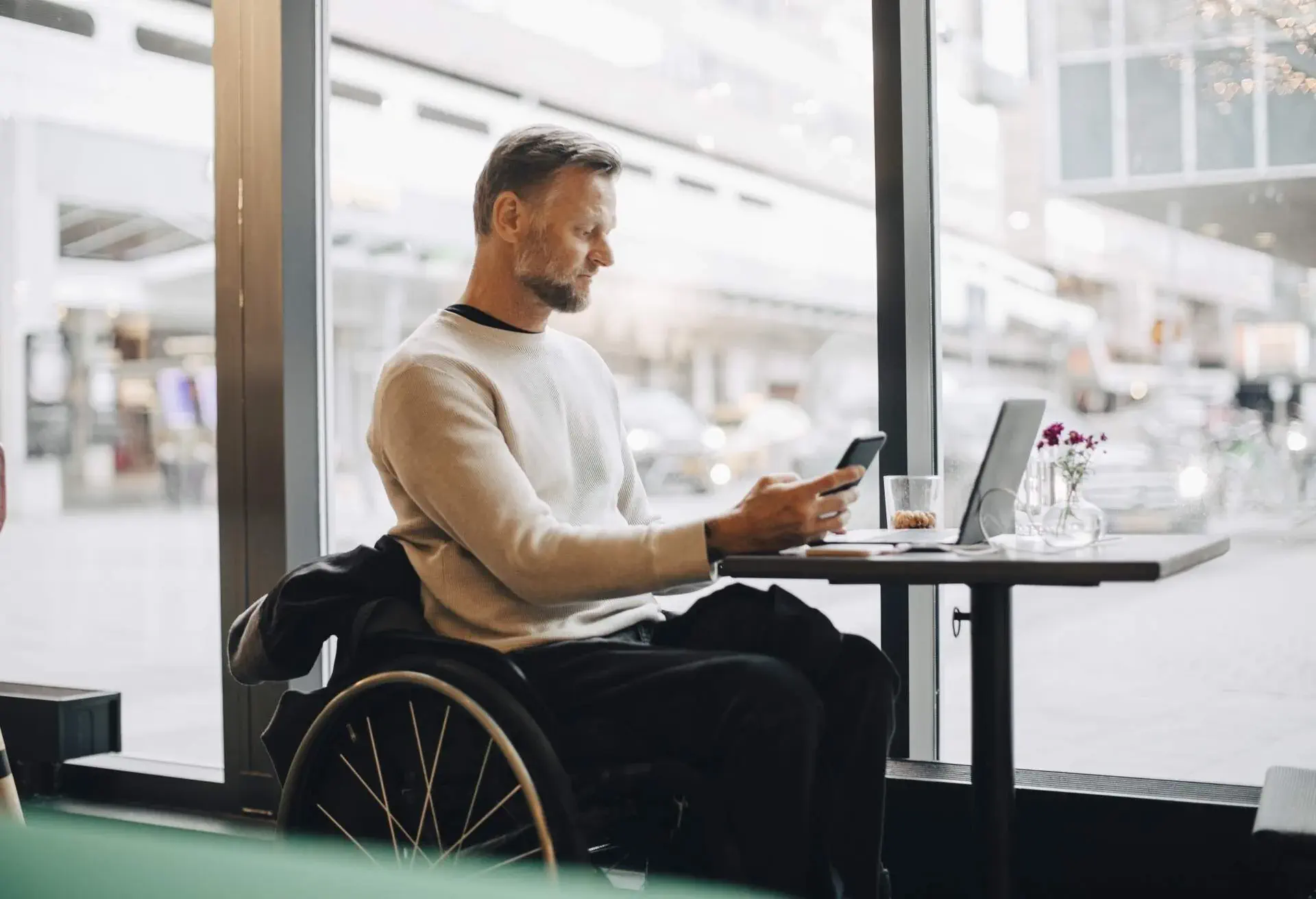 THEME_PEOPLE_MAN_WHEELCHAIR_HOTEL_LAPTOP_COMPUTER_RESTAURANT_GettyImages