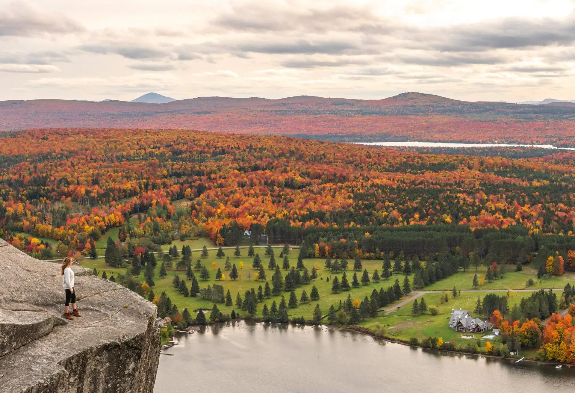 DEST_CANADA_QUEBEC_LYSTER_LAKE_COATICOOK_FALL_AUTUMN_GettyImages-1332391439