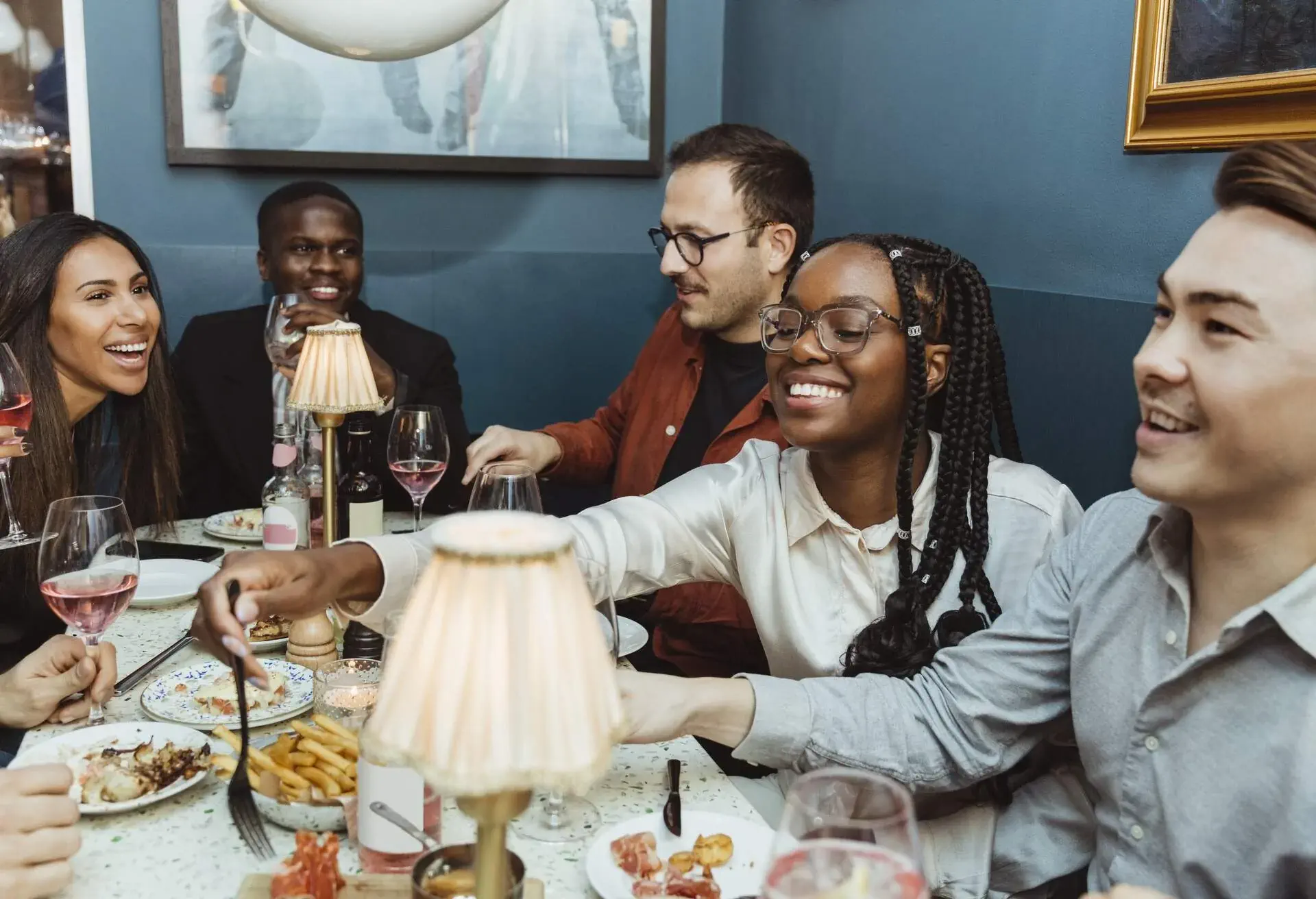 people_friends_group_brunch_dinner_restaurant