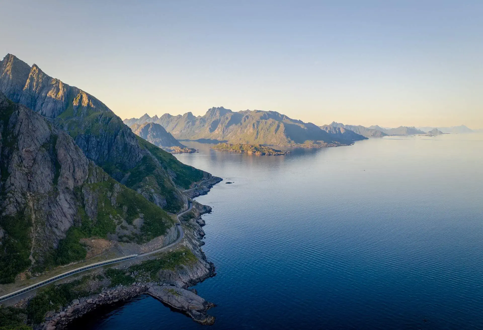 DEST_NORWAY_LOFOTEN_THEME_RAILWAY_TRAIN_TRAVEL_GettyImages-1251398180