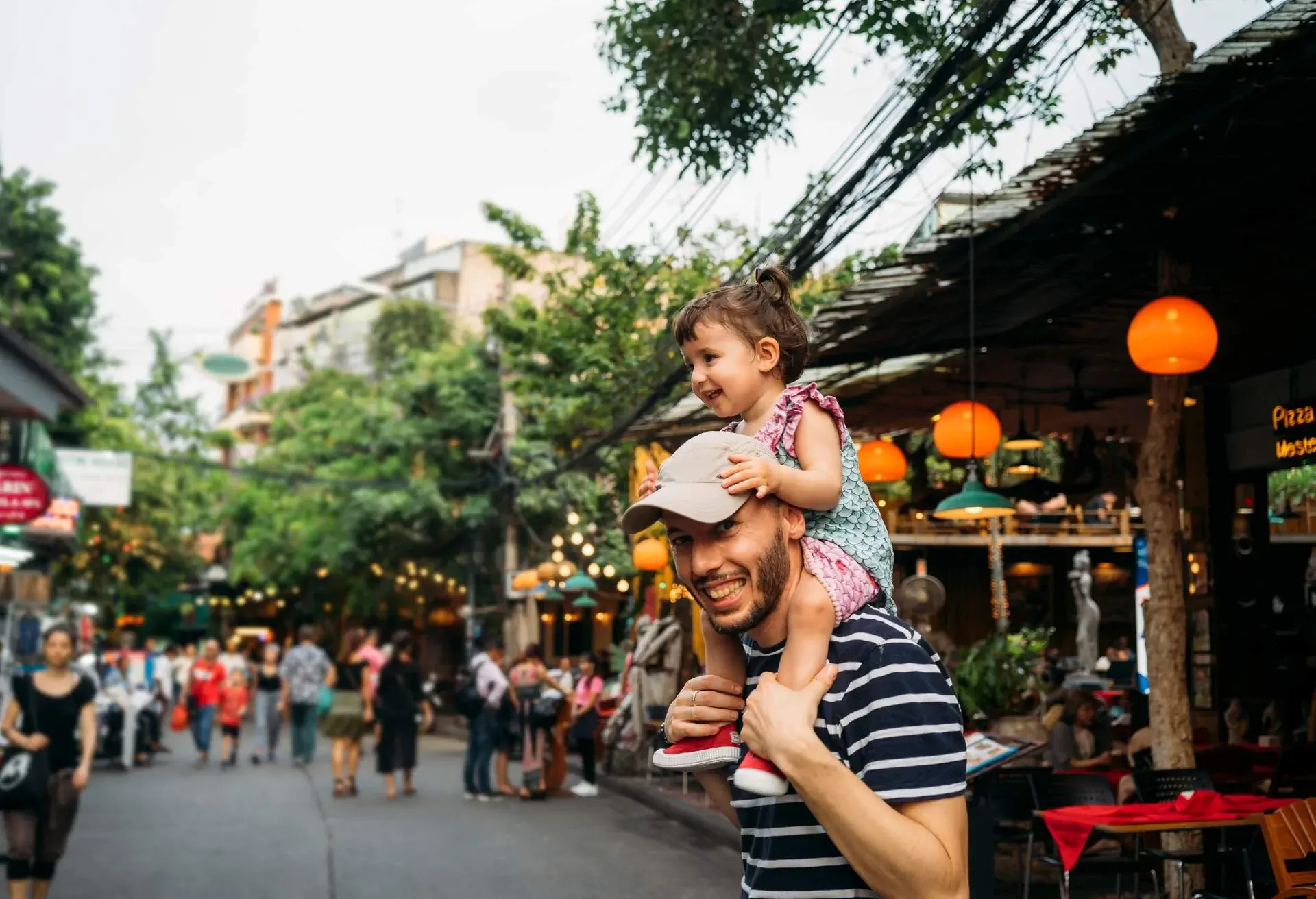 DEST_THAILAND_BANGKOK_KHAO_SAN_ROAD_PEOPLE_FAMILY_MAN_GIRL_KID_GettyImages-1056342320