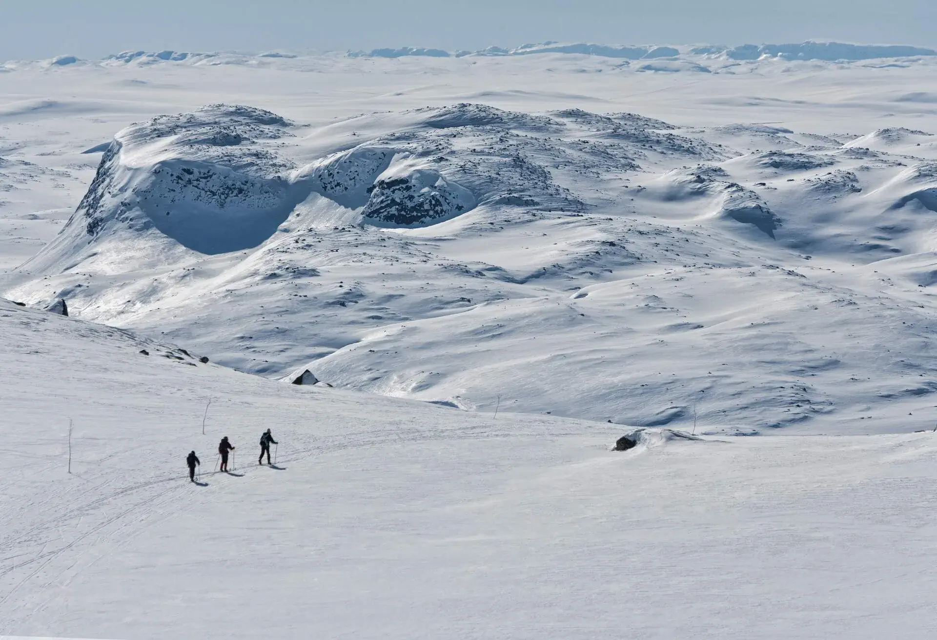 NORDIC SKI TOURING GROUP AT HALLINGSKARVET_VIEW TOWARDS HARDANGERVIDDA_NORWAY
