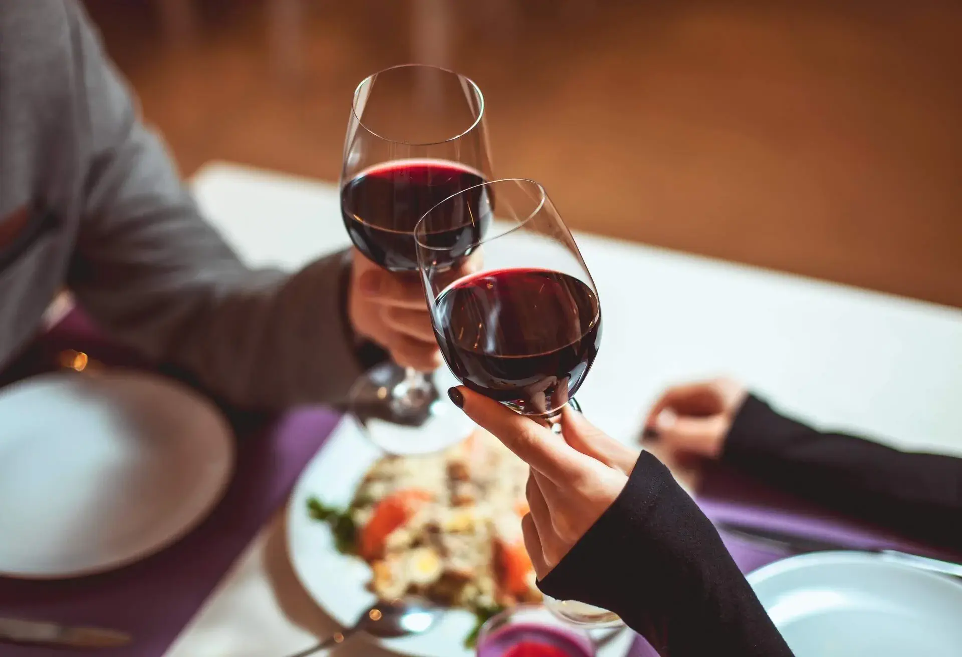 THEME_FOODS_RED-WINE_IN_GLASSES_shutterstock-portfolio_364873787