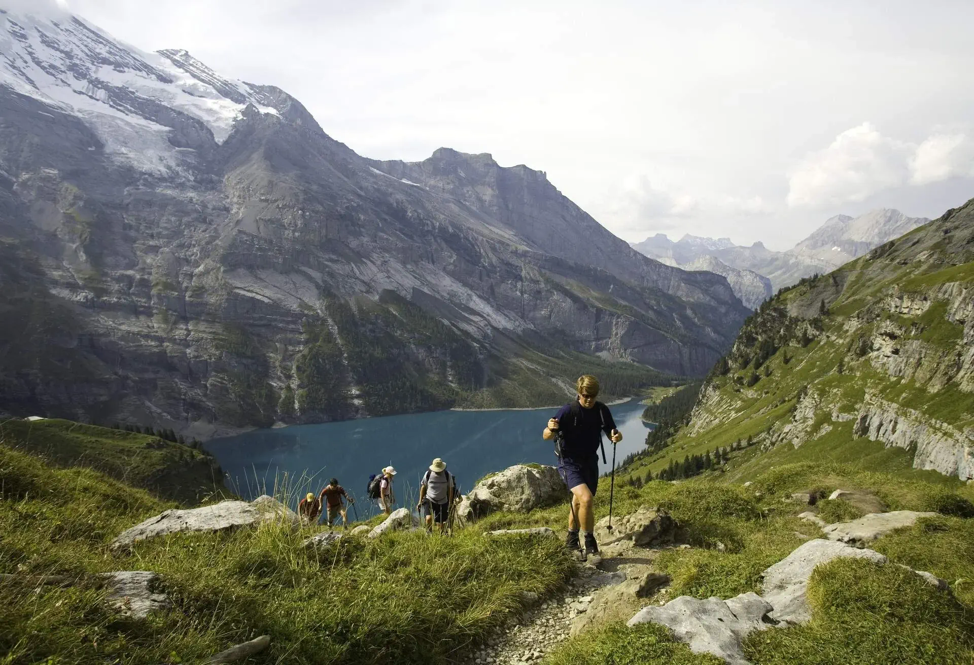 switzerland_lake_oeschinen_people_hikers