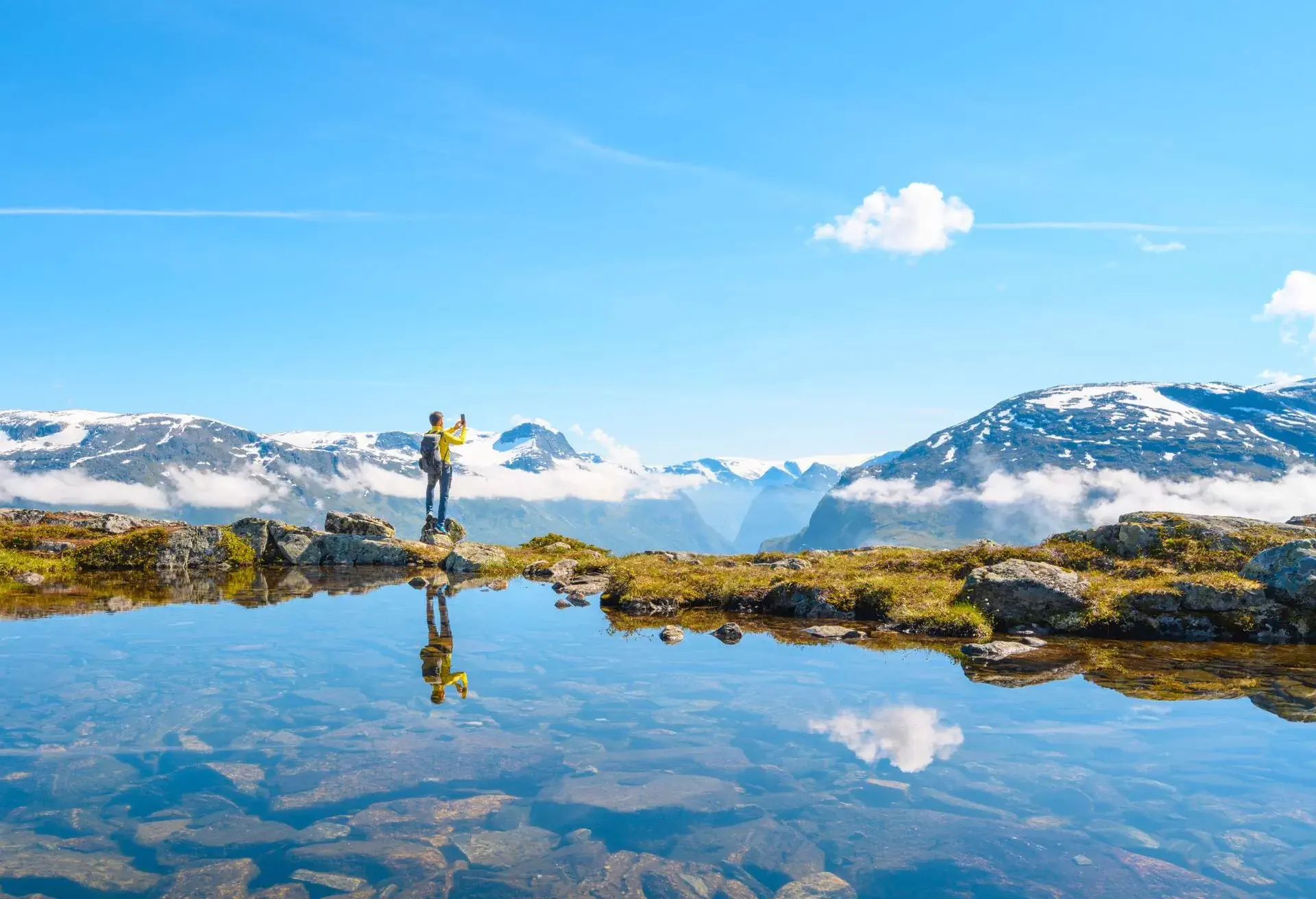DEST_SOGN-OG-FJORDANE_NORWAY_MOUNTAINS_NATURE_ PEOPLE_GettyImages-1176596792