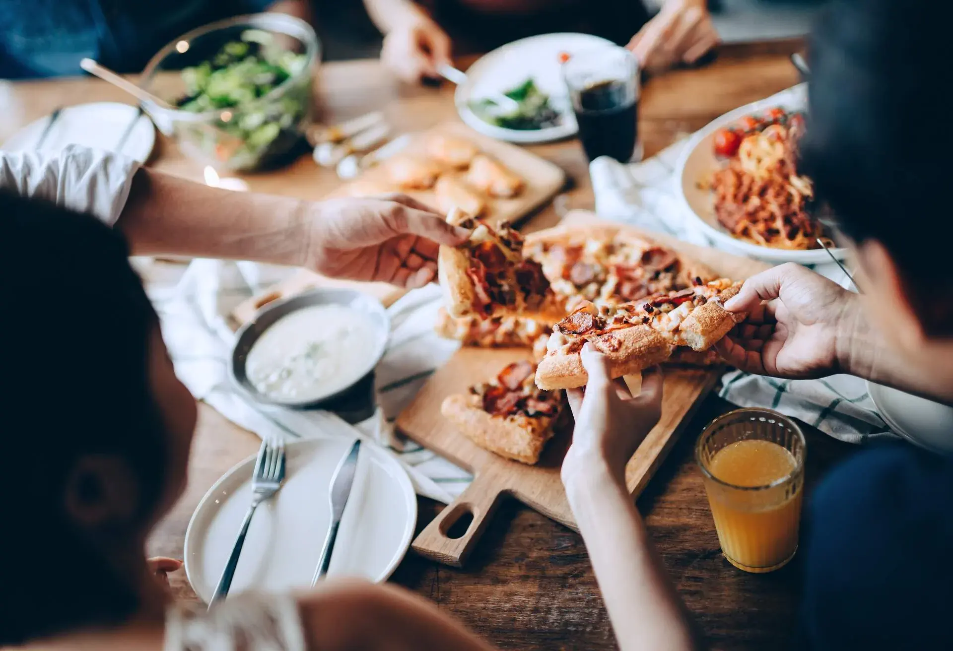 THEME_FOOD_ENGLISH_PIZZA_PEOPLE_FRIENDS_GROUP_GettyImages-1343561122