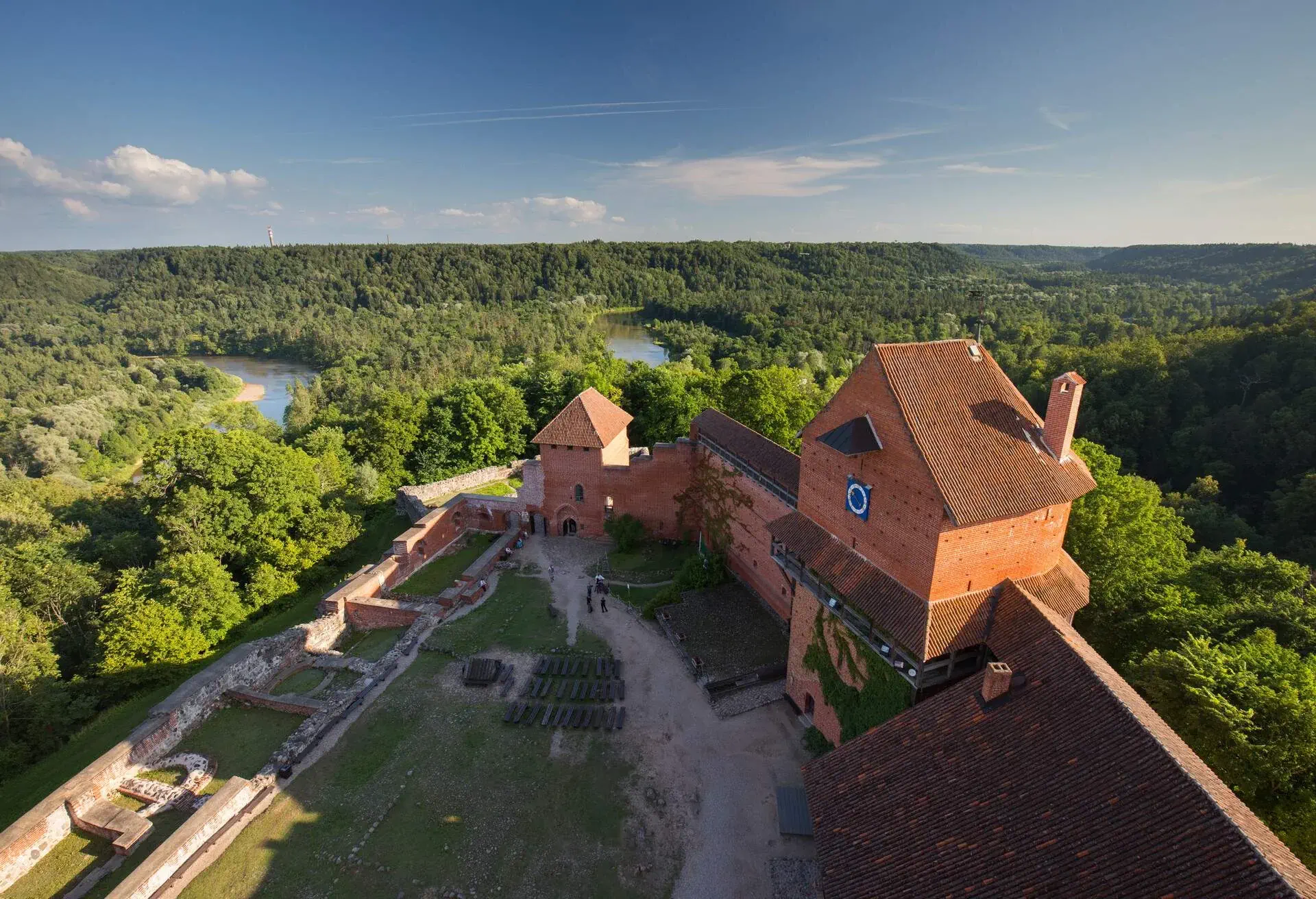 DEST_LATVIA_SIGULDA_TURAIDA_CASTLE_GettyImages-486622118