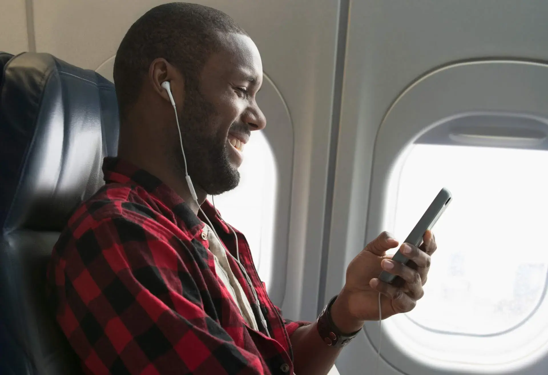 THEME_FLIGHT_PEOPLE_MAN_DEVICE_GettyImages-605763351