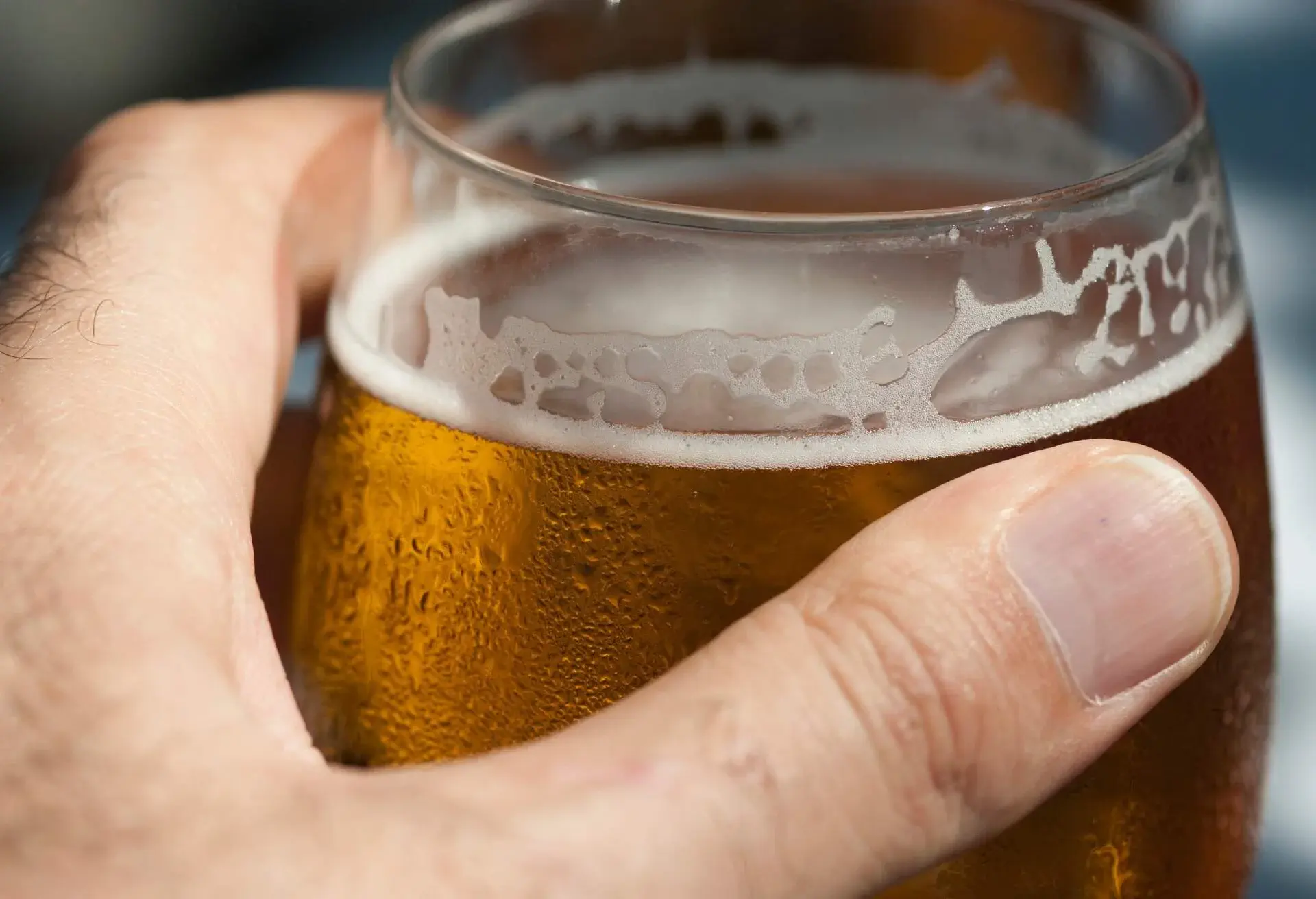 THEME_FOOD_DRINK_BEER_GLASS_MAN_HAND_MALAGA_SPAIN_GettyImages-640369800