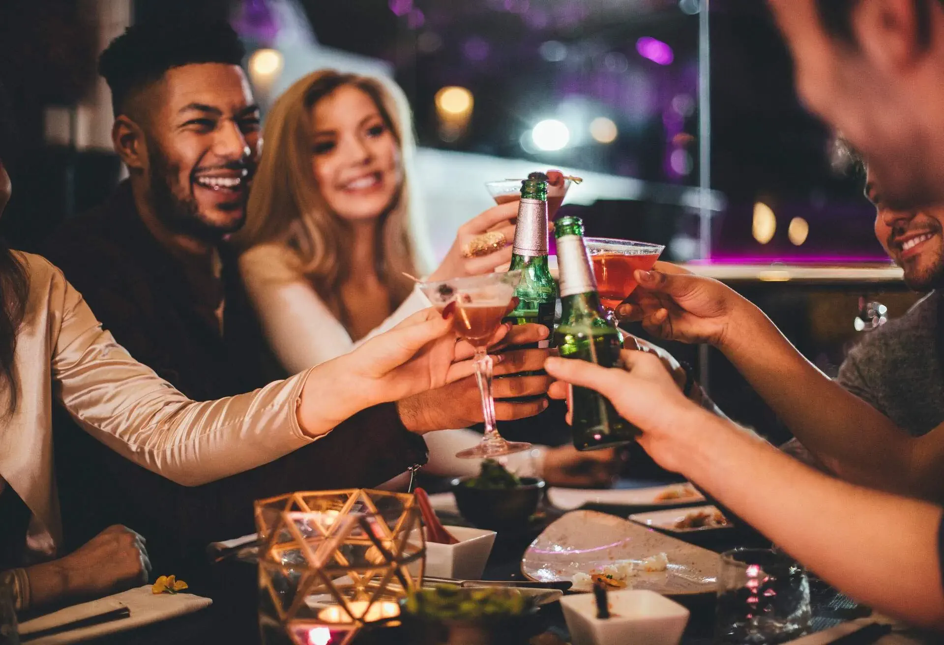 THEME_ENGLISH_PUB_RESTAURANT_FOOD_DRINKS_PEOPLE_FRIENDS_GettyImages-627888650