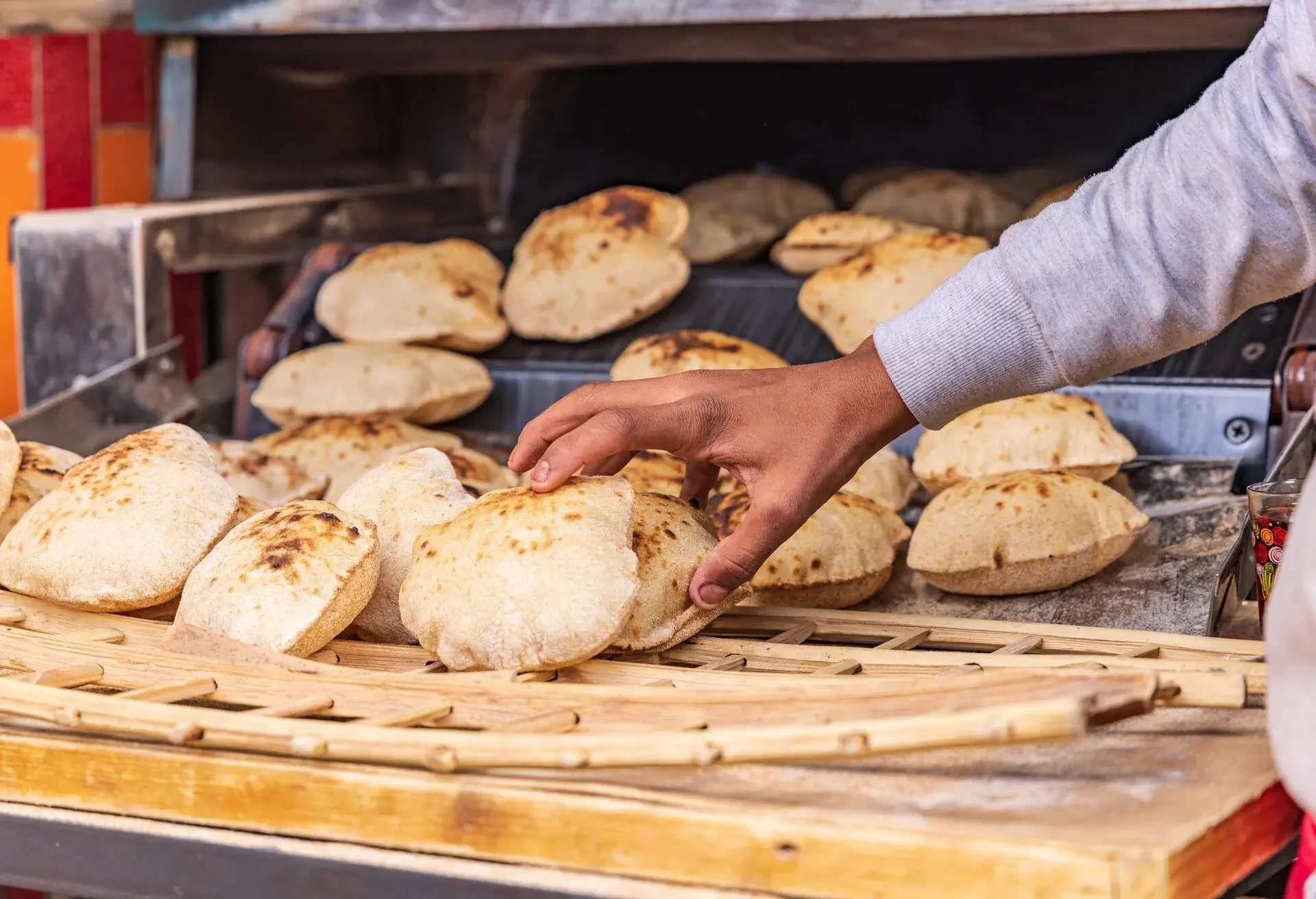 EGYPT_CAIRO_PERSON_BAKER_MAKING_FRESH_AISH_PITA_BREAD_FOOD