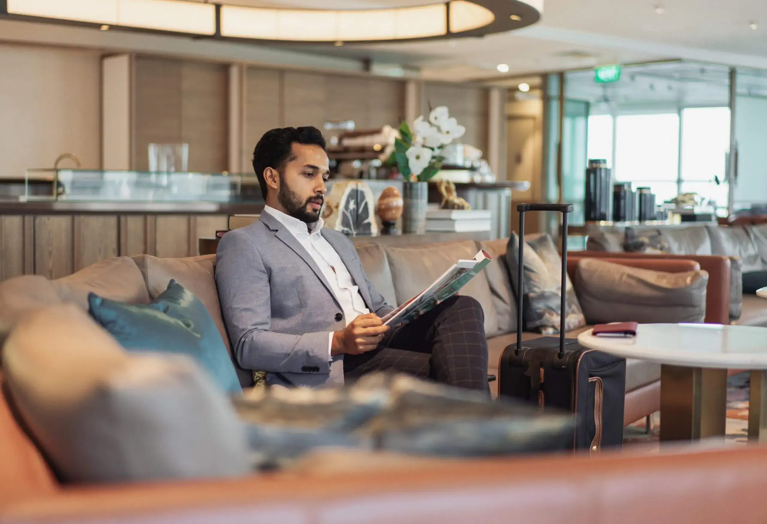 dest_singapore_airport_lounge_person_man_gettyimages-1401523867