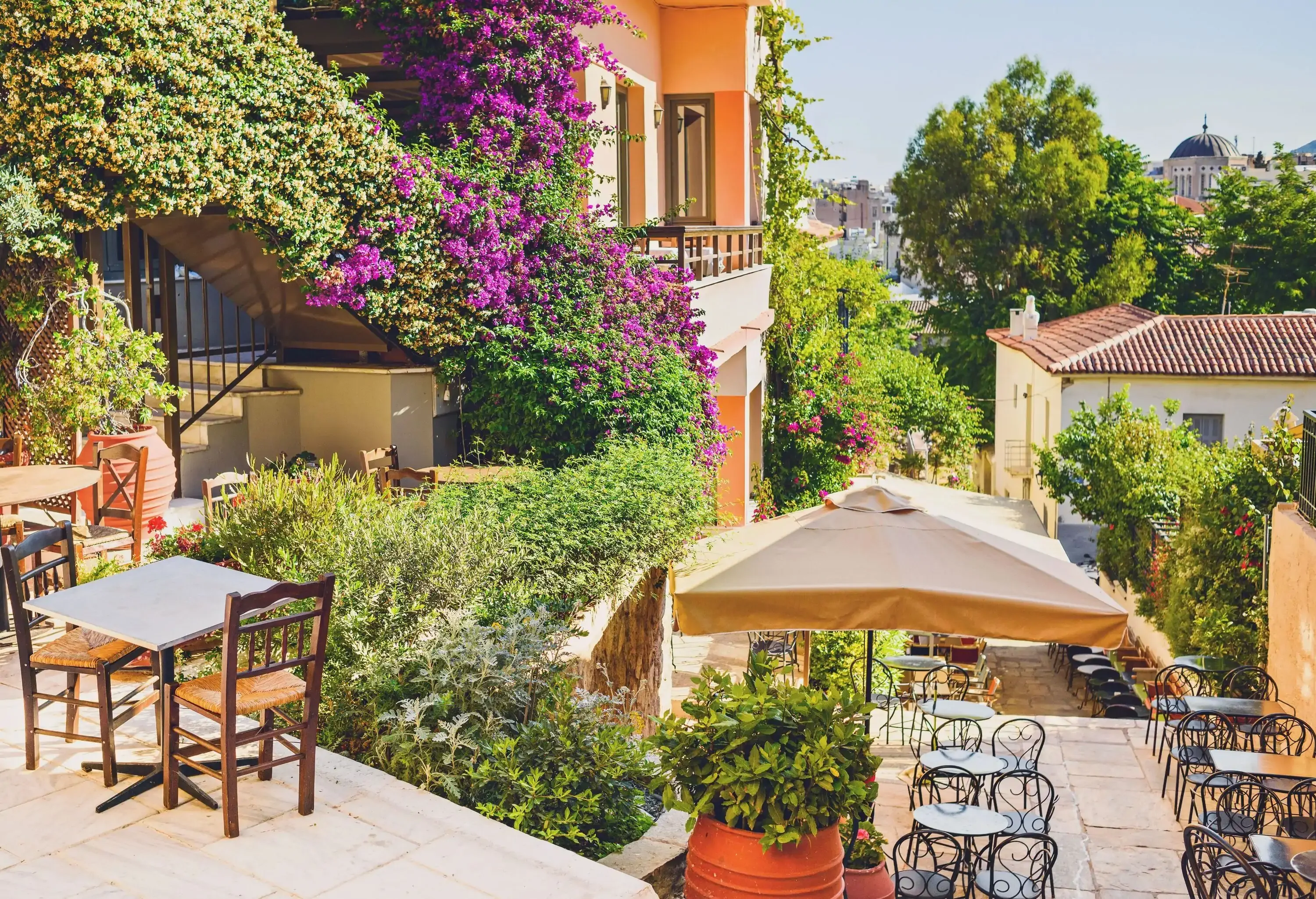 dest_greece_athens_theme_restaurant_gettyimages-1156928191