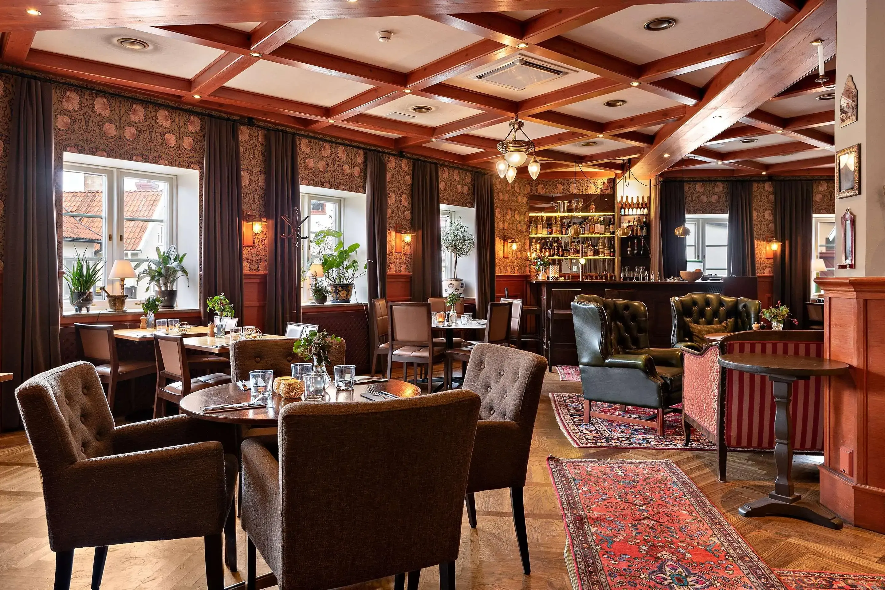 Traditional cozy hotel restaurant with rugs